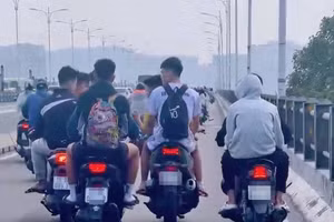 Nhóm thanh niên vi phạm.(Ảnh: CAHN).