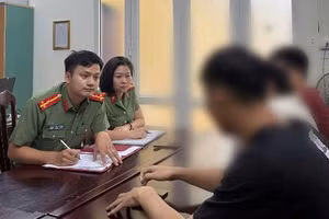 Anh L.T.A tại cơ quan công an. Ảnh: Công an cung cấp