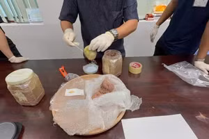 Hải quan phát hiện ma túy giấu trong hộp thực phẩm.(Ảnh: Hải quan).