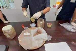 Hải quan phát hiện ma túy giấu trong hộp thực phẩm.(Ảnh: Hải quan).