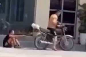 Ảnh: Hình ảnh bé trai bị kéo lê trên đường.