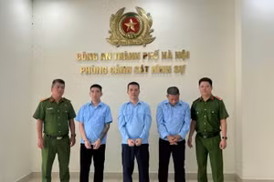 Nhóm bị can cưỡng đoạt tài sản. (Ảnh: Đức Tâm).