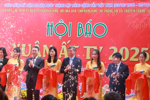 Các đại biểu cắt băng khai mạc Hội Báo Xuân Nam Định năm 2025.