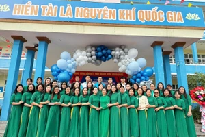 Tập thể giáo viên Trường Nguyễn Bỉnh Khiêm.