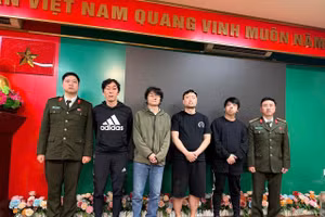 Nhóm đối tượng lừa đảo tại cơ quan công an. (Ảnh: CAHN).