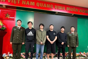 Nhóm đối tượng lừa đảo tại cơ quan công an. (Ảnh: CAHN).