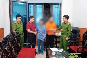 Công an xã và đại diện ngân hàng Agribank làm việc với gia đình ông Đ.