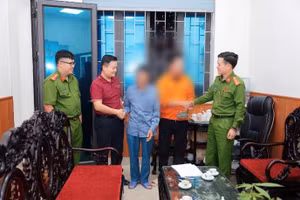 Công an xã và đại diện ngân hàng Agribank làm việc với gia đình ông Đ.