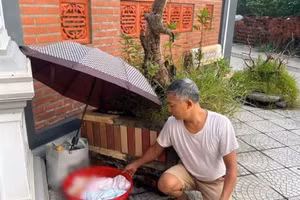 Ảnh: Hai bé sơ sinh bị bỏ rơi.