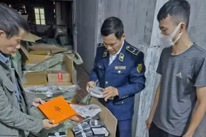 Lực lượng quản lý thị trường kiểm tra cơ sở kinh doanh.