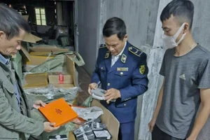 Lực lượng quản lý thị trường kiểm tra cơ sở kinh doanh.