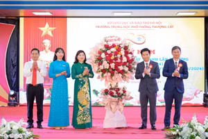 Trường THPT Thượng Cát đón nhận bằng khen Bộ GD&ĐT dịp kỷ niệm 20 năm thành lập