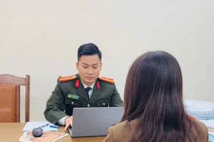 Chị N.T.H làm việc với cơ quan công an.(Ảnh: CAHN).