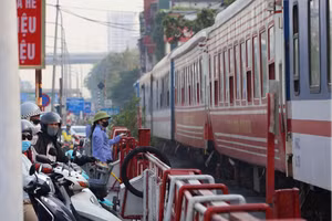 Ảnh: Tổng Công ty Đường sắt Việt Nam điều chỉnh giờ tàu chạy.