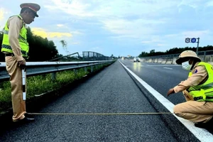 Cục CSGT kiểm tra cao tốc Đà Nẵng - Quảng Ngãi. (Ảnh: H.Quảng).