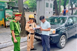 Ảnh: Lực lượng chức năng ra quân đảm bảo an toàn giao thông.
