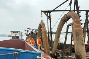 Bắt giữ tàu hút cát trái phép trên sông Hồng