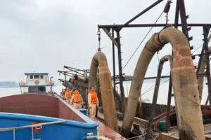 Bắt giữ tàu hút cát trái phép trên sông Hồng