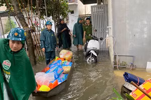 Công an phường Kiến Hưng hỗ trợ người dân bị cô lập.