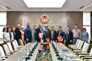 Bộ Nông nghiệp và Môi trường làm việc Giám đốc Sở Nông nghiệp bang Ohio.(Ảnh: Kiều Chi).