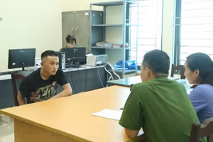 Ảnh: Khởi tố 2 đối tượng trộm cắp tài sản và chống người thi hành công vụ.