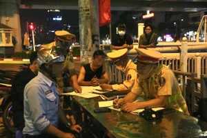 Lực lượng Cảnh sát giao thông Hà Nội xử lý vi phạm.