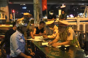 Lực lượng Cảnh sát giao thông Hà Nội xử lý vi phạm.