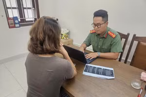 Chị H. làm việc với cơ quan công an. (Ảnh: CAHN)