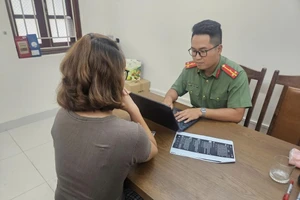Chị H. làm việc với cơ quan công an. (Ảnh: CAHN)
