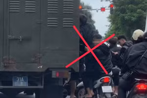 Nhóm thanh niên bám theo xe chở phạm nhân. (Ảnh: CAHN).