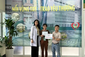 Trao hơn 68 triệu đồng bạn đọc Báo GD&TĐ cho 'người mẹ dối con bệnh sẽ khỏi'