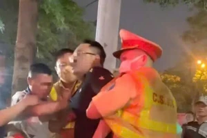 Lê Đình Chiến (áo đen) có biểu hiện say rượu, chống đối lực lượng chức năng.