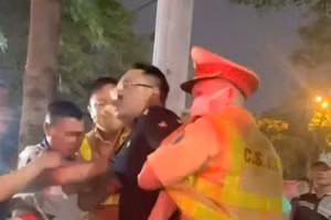 Lê Đình Chiến (áo đen) có biểu hiện say rượu, chống đối lực lượng chức năng.