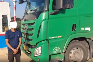 Tài xế và phương tiện vi phạm. (Ảnh: Cục CSGT).