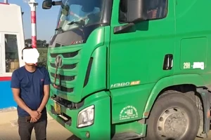 Tài xế và phương tiện vi phạm. (Ảnh: Cục CSGT).