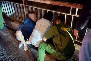 Nam thanh niên có ý định nhảy cầu tự tử. (Ảnh: CAHN).