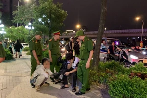 Lực lượng chức năng bắt giữ 3 đối tượng. (Ảnh: CAHN).