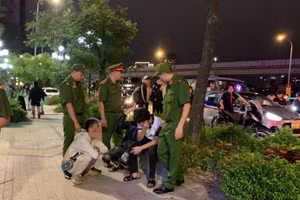 Lực lượng chức năng bắt giữ 3 đối tượng. (Ảnh: CAHN).