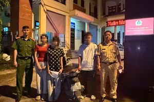 Các học sinh lớp 10 bị cơ quan công an xử lý. Ảnh: TG