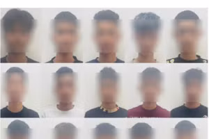 Ảnh: Nhóm đối tượng mang hung khí đánh nhau.