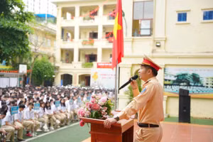 Thiếu tá Nguyễn Tuấn Anh - Đội CSGT đường bộ số 7 hướng dẫn kỹ năng tham gia giao thông cho học sinh tại Trường THPT Huỳnh Thúc Kháng.