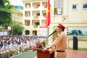 Thiếu tá Nguyễn Tuấn Anh - Đội CSGT đường bộ số 7 hướng dẫn kỹ năng tham gia giao thông cho học sinh tại Trường THPT Huỳnh Thúc Kháng.