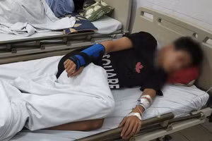 Nam sinh lớp 8 Trường THCS Kim Chung nghi bị hành hung phải nhập viện.