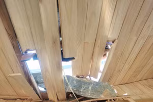 Hòa Bình: Nhà dân bị thủng mái vì... đá từ trên trời rơi xuống