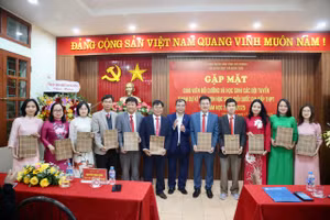 Ông Nguyễn Minh Hùng, Phó Chủ tịch UBND tỉnh Hải Dương đã đến tặng hoa, động viên thầy, cô và đội tuyển học sinh.