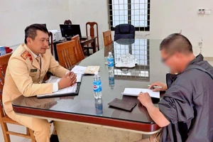 Tài xế Đinh Tiến D. làm việc với công an.(Ảnh: CAHN).