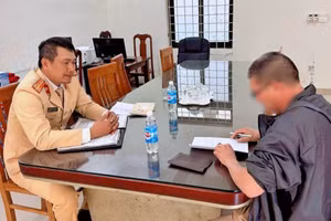 Tài xế Đinh Tiến D. làm việc với công an.(Ảnh: CAHN).