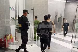 Lực lượng chức năng có mặt tại công ty Shark Bình. (Ảnh: Tiền Phong).