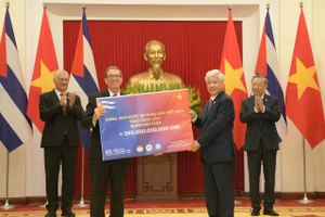 Ủy ban Trung ương Mặt trận Tổ quốc Việt Nam trao tiền ủng hộ Cuba.
