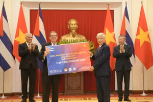 Ủy ban Trung ương Mặt trận Tổ quốc Việt Nam trao tiền ủng hộ Cuba.